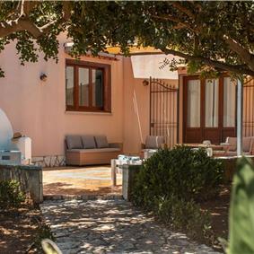 3 bedroom villa with pool and tennis court in Sicily, sleeps 6-8